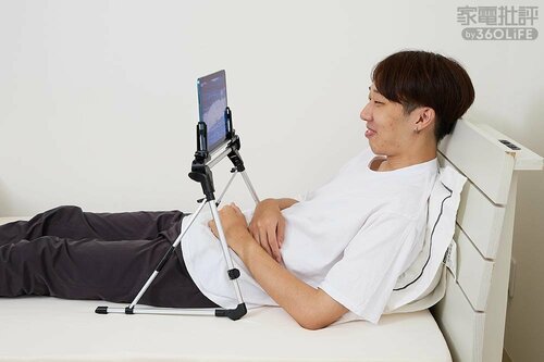 寝っ転がりながら動画を観られるスタンド タブレットで動画を楽に見られる周辺機器おすすめ イメージ