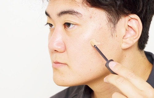 コンシーラーの検証中の男性