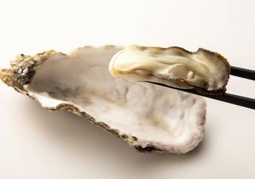 磯の旨みがじゅわ～っ！大粒プリプリ「牡蠣殻付き無選別蒸し缶」 イメージ2