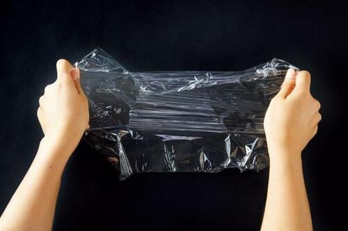 簡単に伸びてすぐ破ける食材が傷んじゃう食品ラップ イメージ