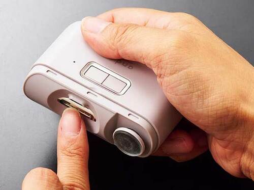 電動爪削りで爪を切る様子