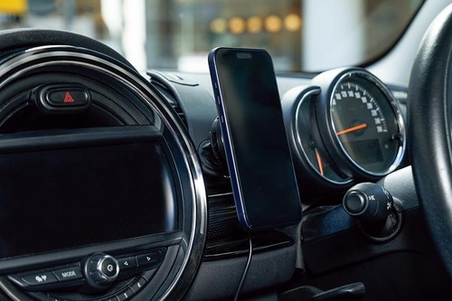  車内でスマホの固定と充電を同時にしたい！ 車用スマホホルダーおすすめ イメージ