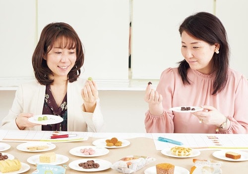 低糖質お菓子を実食する管理栄養士の奥田千晶さんと料理家の酒寄美奈子さん