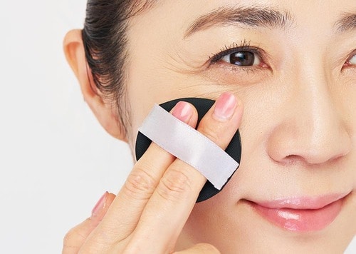 塗り方3:内から外へ薄く塗っていく 50代、60代向けファンデーションおすすめ イメージ