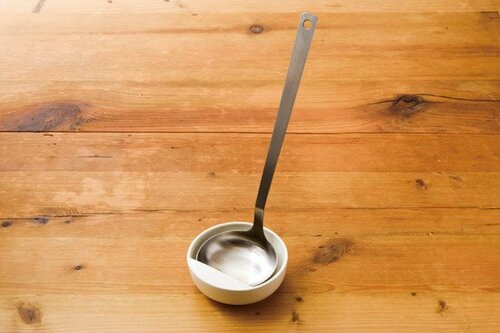 ②シンプルで安定感抜群磁器性のお玉おき