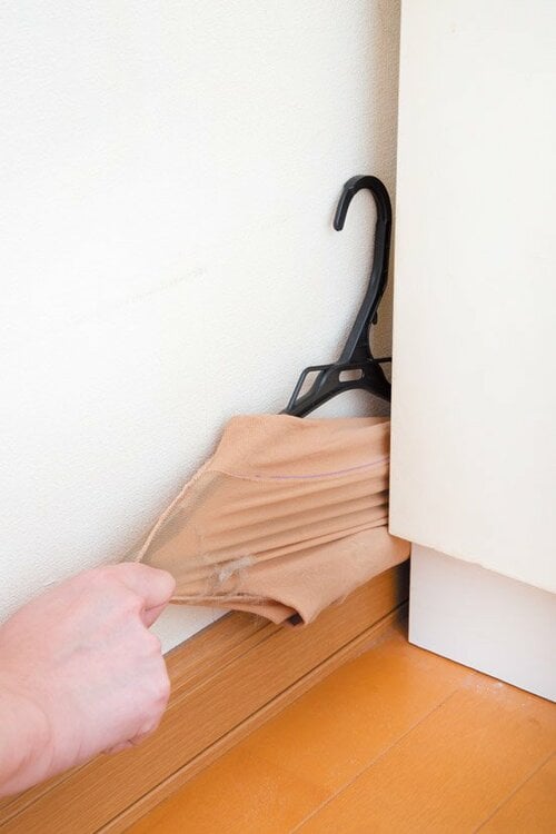 古いタイツをリサイクル細い隙間には専用モップを手作り イメージ