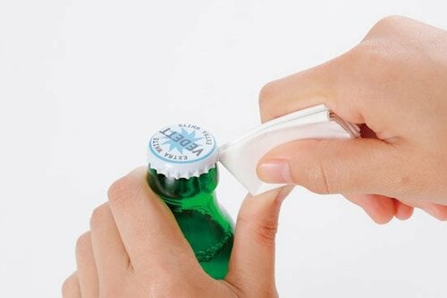 折りたたんだ紙とテコの原理で栓を抜く イメージ