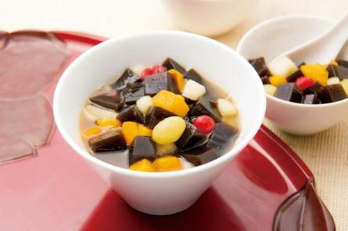 薬草のニオイが好みを分けそうな「亀ゼリー（亀苓膏）」 イメージ