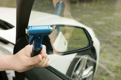 ④万が一の車内閉じ込め時に 「レスキューハンマー」 イメージ