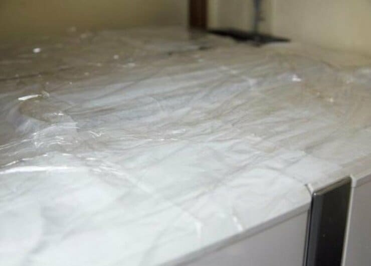 冷蔵庫上のギトギト汚れは「セスキパック」が効果絶大でした｜『LDK』とお掃除のプロが伝授