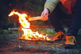 コンパクトでも燃焼効率が良く機能的！ ソロキャンにもおすすめな小型焚き火台3選のイメージ