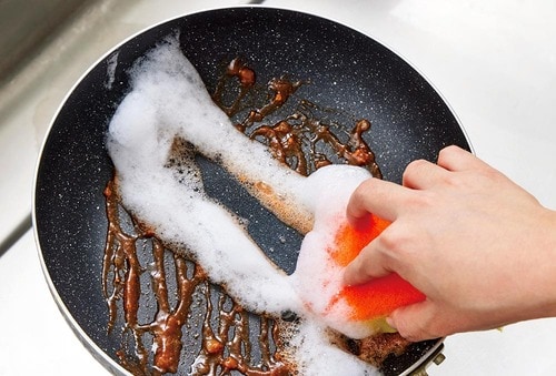 ポイント2：やわらかいスポンジなどでやさしく洗う フライパンおすすめ イメージ