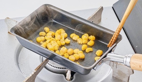 玉子焼きだけじゃなくソーセージやコーンを炒めても◎ キッチン用品おすすめ イメージ2