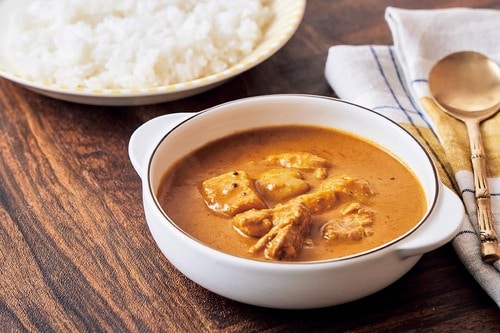 お皿に盛りつけた無印良品 素材を生かしたカレー ケララチキン