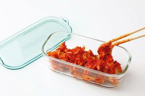 ポイント1:お肉とキムチは鍋に投入前にごま油で炒めると旨味アップ 鍋の素おすすめ イメージ
