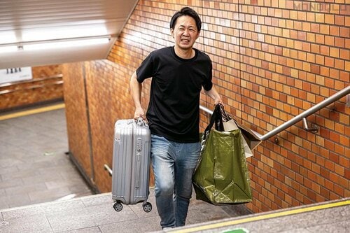 【ストレス激減ポイント】荷物を乗せてそのまま階段をスイスイ上れる 機内持ち込みできる安いスーツケースおすすめ イメージ