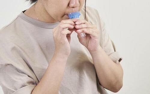 採取：スタッフのオンライン指導で唾液を採取 イメージ2