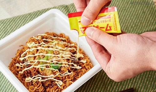 マヨネーズのコクとからしのピリッと感が合いすぎ! 大盛りカップ焼きそばおすすめ イメージ