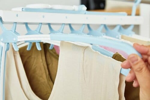 伸縮タイプの物干しハンガーなら風が強くてもズレ落ちない