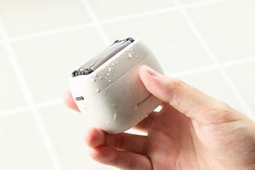 【使い勝手】濡れているとやや滑るかも パナソニック「ラムダッシュ パームイン LITE」おすすめ イメージ