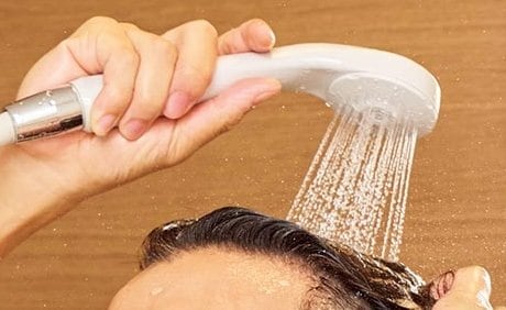 STEP1：お湯で髪の汚れを落とす メンズ頭皮クレンジングおすすめ イメージ