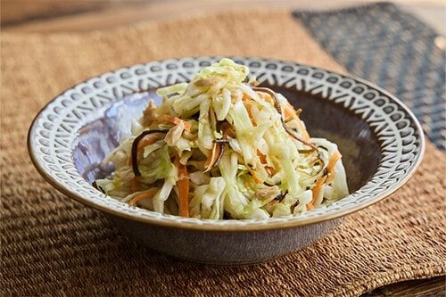 お手軽絶品レシピ④「キャベツとツナの塩昆布サラダ」 LDKベストバイに選ばれた「オライブ」の味を引き立たせる絶品レシピをプロが伝授!〜①「あえる・かけるだけ」お手軽編〜おすすめ イメージ