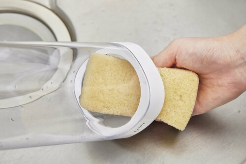 飛び散りがなく注ぎやすさは高評価 横置きできる冷水筒おすすめ イメージ3