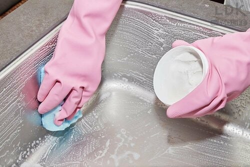 STEP1:弱アルカリ性のクレンザーで油汚れを落とす おすすめ掃除洗剤おすすめ イメージ