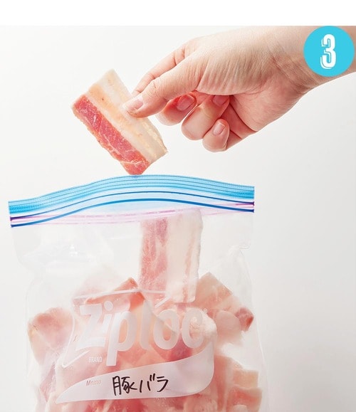 STEP3:ラップからはがしてフリーザーバッグに移す 肉の冷凍保存方法おすすめ イメージ