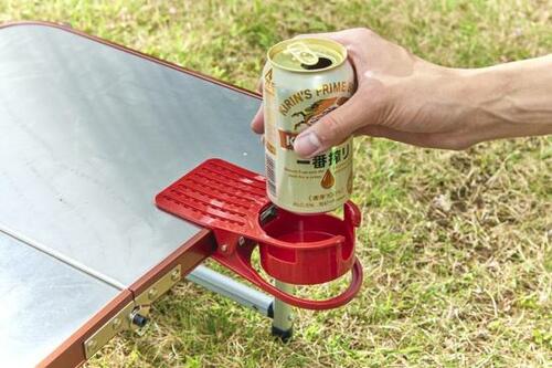 テーブルに挟むだけでドリンク置き場に！ セリア「ドリンクカップ」 イメージ2