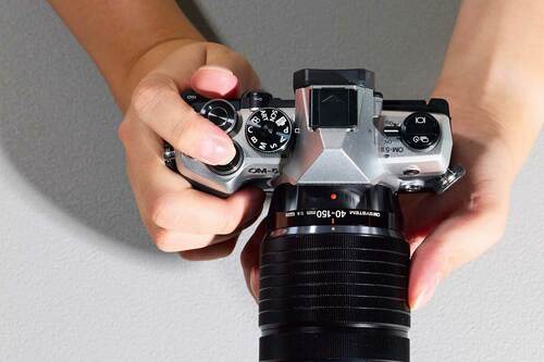 【操作性】グリップ改良で握りやすさが格段に向上 OMデジタルソリューションズ「OM-5 Mark II」おすすめ イメージ