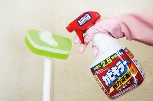 ステップ1：スティックブラシにカビキラーをかける イメージ