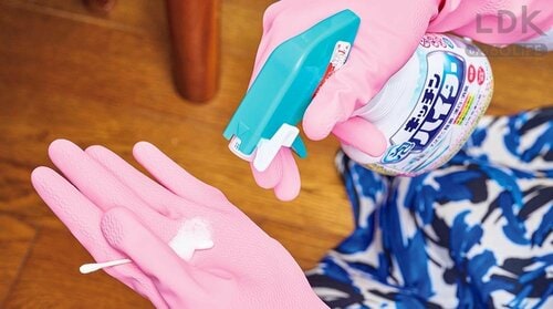 STEP1:綿棒に泡ハイターを染みこませる 床や壁のシミの掃除方法おすすめ イメージ