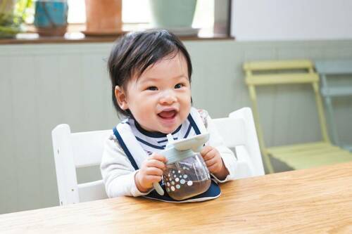 赤ちゃんが口元に運びやすい形 ベビー用品おすすめ イメージ