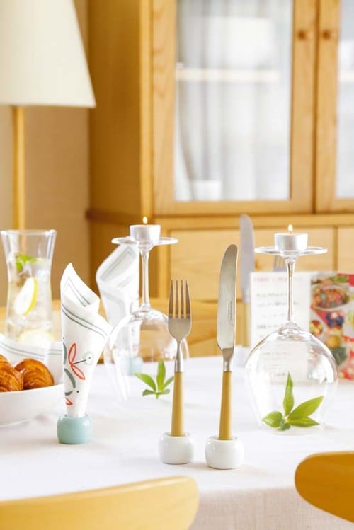 フォークとナイフを歯ブラシ立てに グラスにキャンドルを置いてレストラン風 イメージ