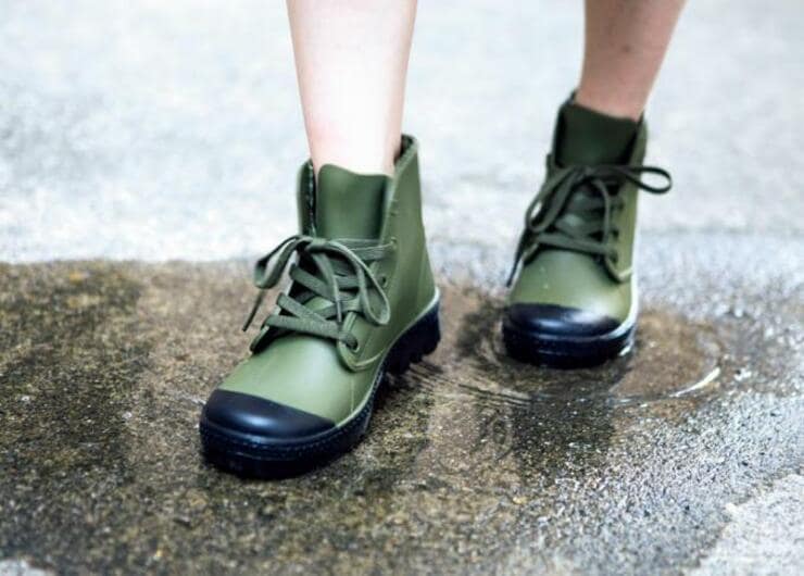 “作業着”のイメージ激変！ワークマン「防水スニーカー」の実力は？｜テストする女性誌『LDK』が徹底検証