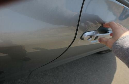 ［イライラ③］ドアのうっかりキズコレを被せるだけで防げます！ イメージ