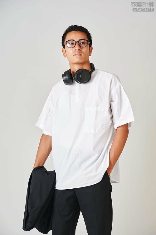 黒と白の服はヘッドホンと合わせてスマートな印象に! ヘッドホンのおしゃれなファッションコーデおすすめ イメージ2