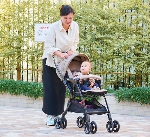 対面・背面をサッと切り替え!「オート4輪」機能を搭載 A型ベビーカーおすすめ イメージ4