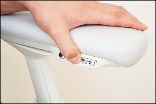 手元のボタンを押すと電動でランバーサポートを動かせる！ LiberNovo Omniおすすめ イメージ