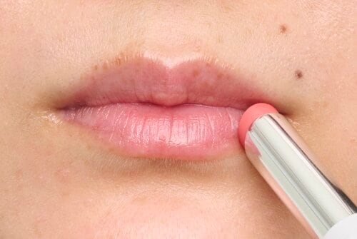 使用感:なめらかで抵抗なく唇に塗れる UVカットリップクリームおすすめ イメージ