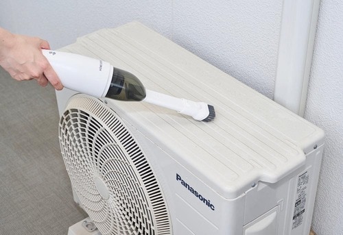 STEP1:掃除機で表面のホコリを吸い取る エアコン掃除おすすめ イメージ