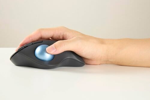 手首や腕の負担が軽減でき、腱鞘炎や肩こり対策に トラックボールマウスおすすめ イメージ