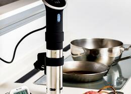 素人でも三ツ星級の肉料理が叶う！Anovaの低温調理器の実力は？｜テストするモノ批評誌『MONOQLO』が試しました