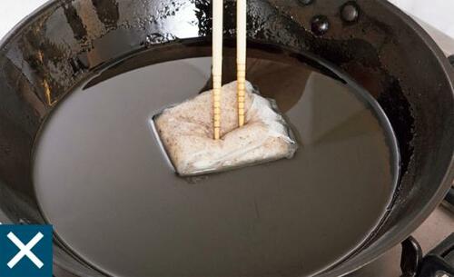 C評価: 100均なのにコスパが今ひとつ油を全然吸いません