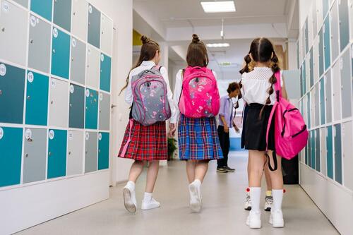 小学生女子の後ろ姿