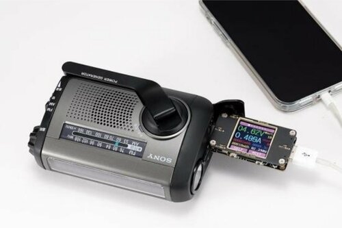 ポイント4:手回し・乾電池でもスマホを充電できる イメージ