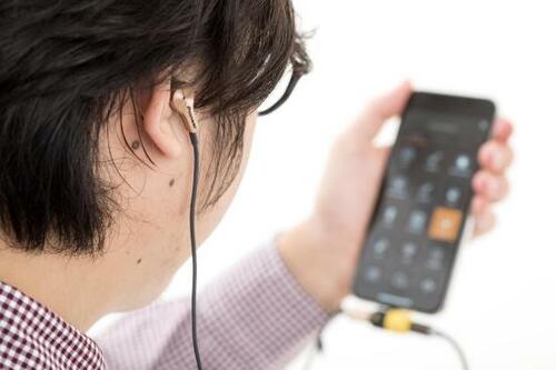 【イライラ②：充電中のイヤホン】音楽を聞きながら充電を可能に！ イメージ