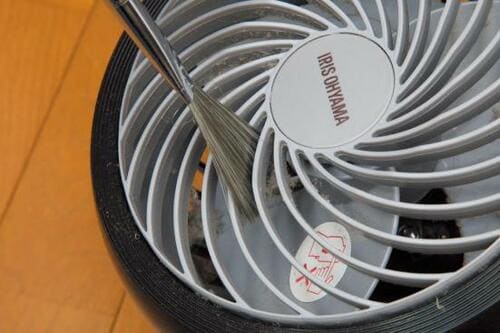 掃除ワザ3：サーキュレーターは「静電気防止ブラシ」の出番 イメージ3