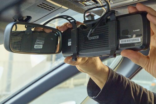 固定用バンドで留めるだけでOK ミラー型ドライブレコーダーおすすめ イメージ